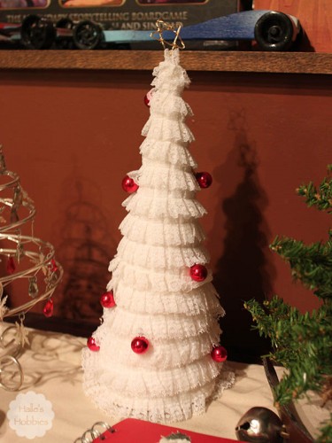 lace wrapped Christmas tree| Halle's Hobbies